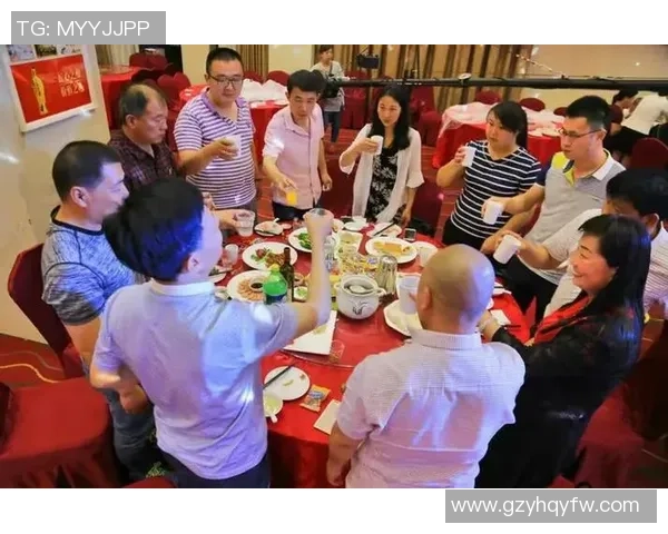 足球明星与小丑欢聚一堂共同庆祝足球盛事的欢乐瞬间 足球明星与小丑欢聚一堂共同庆祝足球盛事的欢乐瞬间